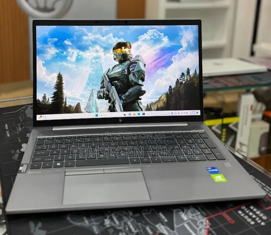 New Laptop HP ZBook Firefly G8 32GB Intel Core i7 SSD 512GB
