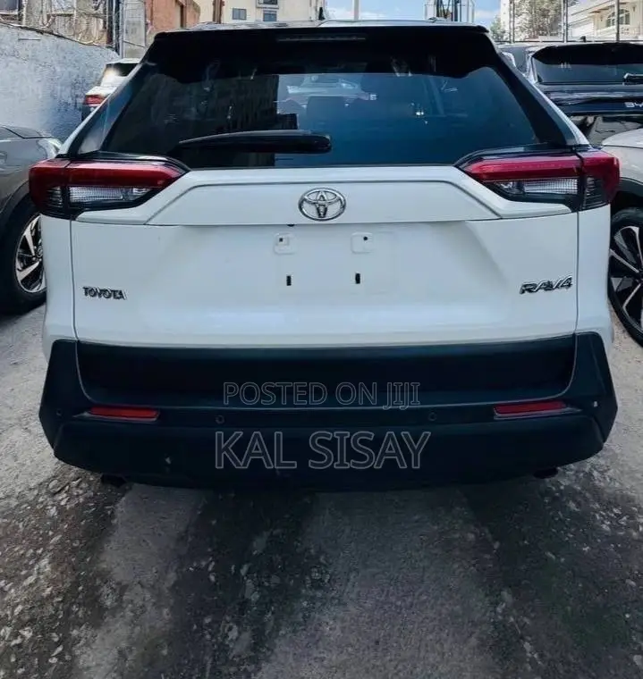 Toyota RAV4 2022 White