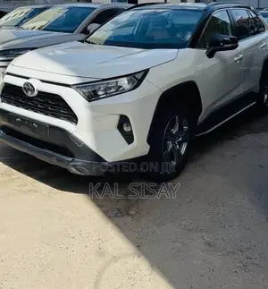 Toyota RAV4 2022 White