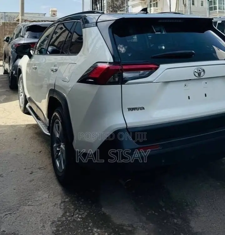 Toyota RAV4 2022 White