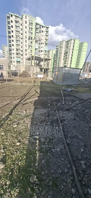 የሚሸጥ ቤት የሚሠራ መሬት