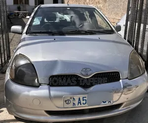 Toyota Vitz 2000 Silver