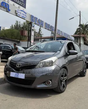 Toyota Yaris 2013 Gray