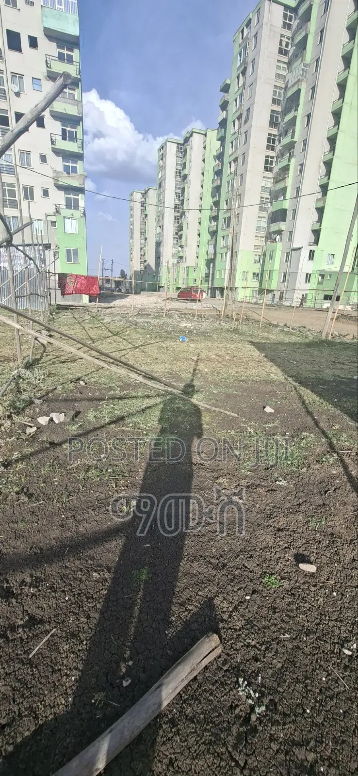 የሚሸጥ ቤት የሚሠራ መሬት