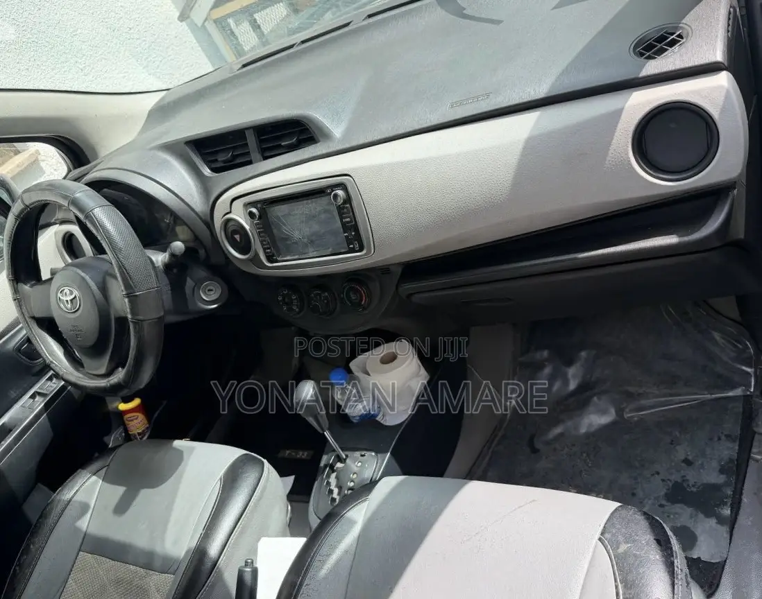 Toyota Yaris 2012 Silver