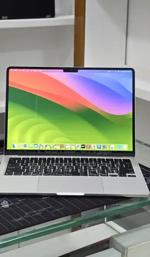New Laptop Apple MacBook Air 2022 M2 16GB Apple M2 SSD 512GB