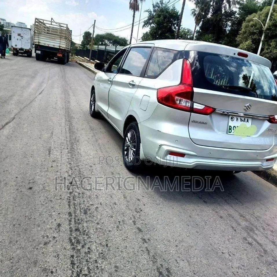 Suzuki Ertiga 2022 Silver