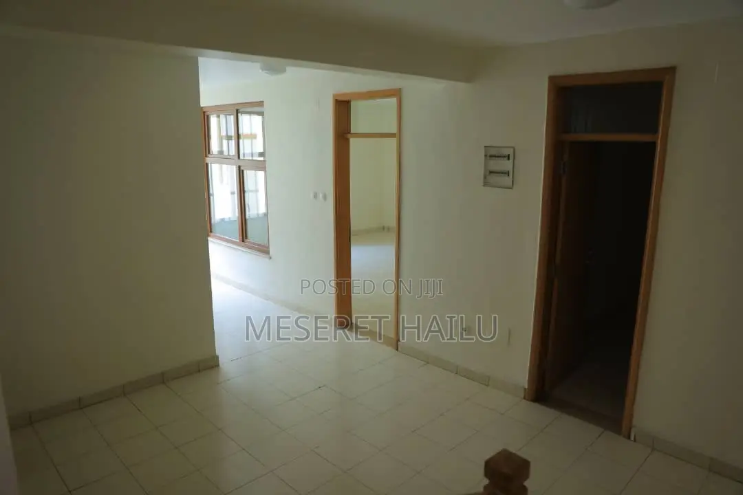 5bdrm House in Bola Ronda, Bole for rent