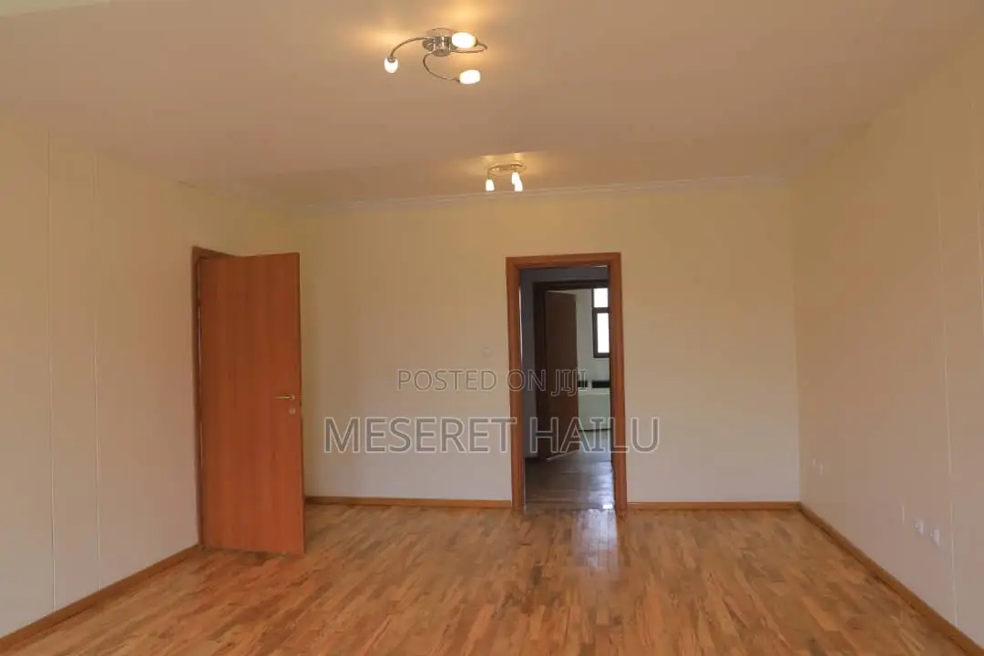 5bdrm House in Bola Ronda, Bole for rent