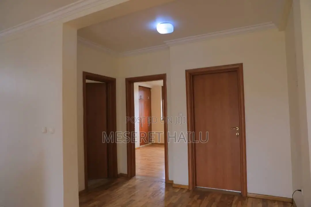 5bdrm House in Bola Ronda, Bole for rent