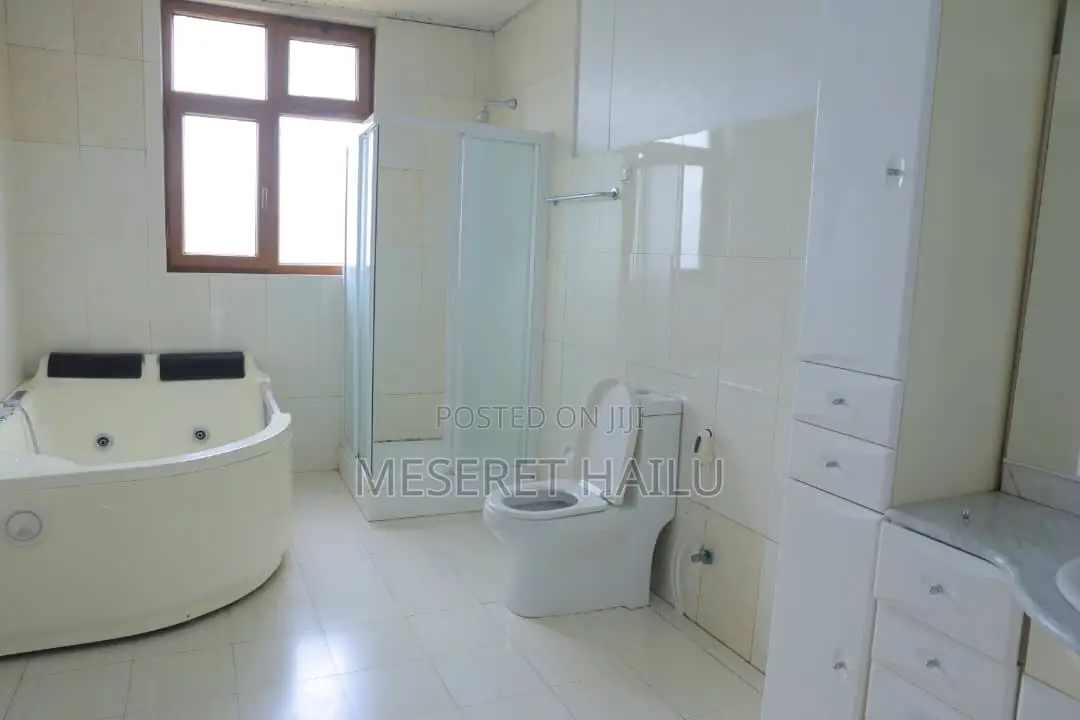 5bdrm House in Bola Ronda, Bole for rent