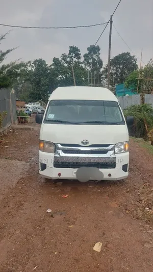 Toyota HiAce 2019 White