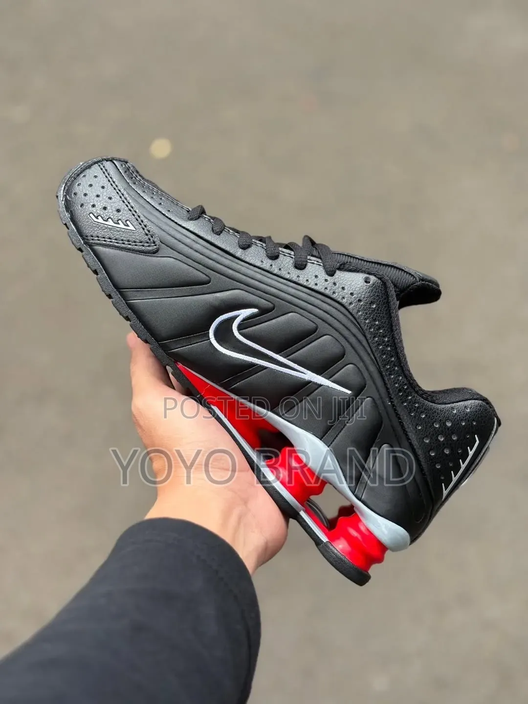 Nike Shox R4 in a Black and Red Fashion Sneakers