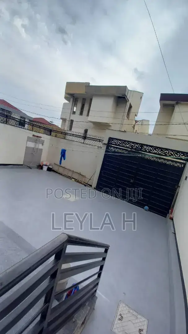 8bdrm Townhouse/Terrace in Bole for sale
