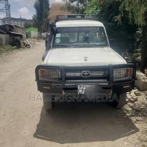 Toyota Land Cruiser 2011 White
