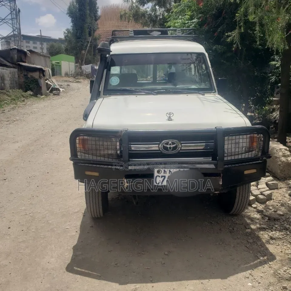 Toyota Land Cruiser 2011 White