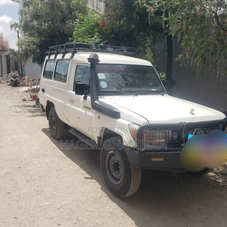 Toyota Land Cruiser 2011 White