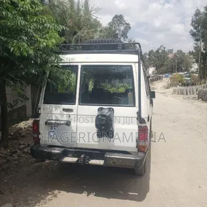 Toyota Land Cruiser 2011 White