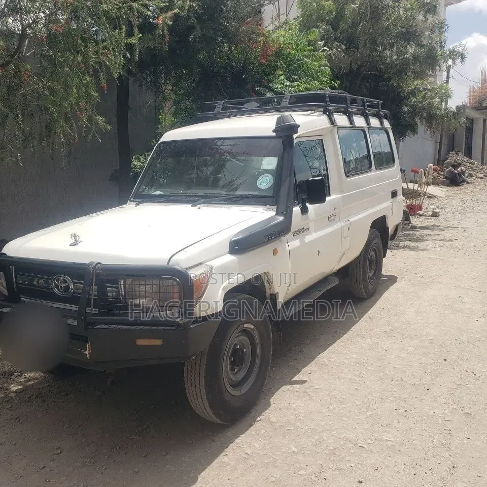 Toyota Land Cruiser 2011 White