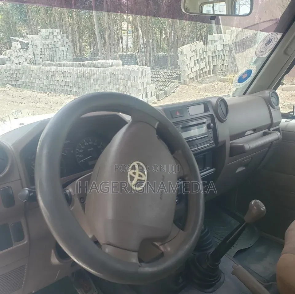 Toyota Land Cruiser 2011 White