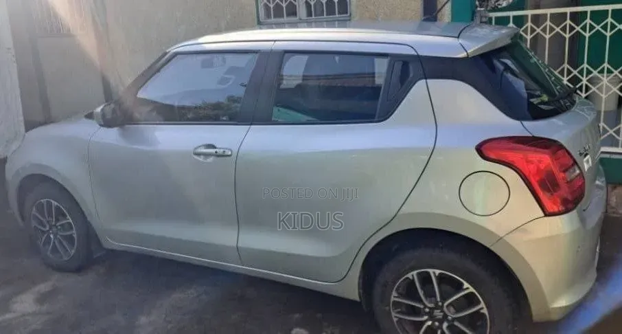 Suzuki Swift 2022 Silver