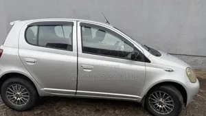 Toyota Vitz 2000 Silver
