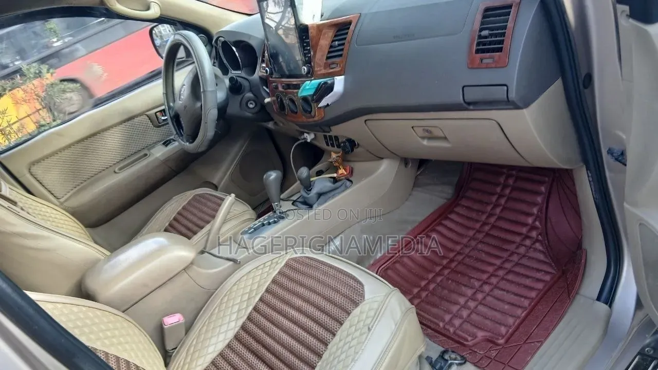 Toyota Fortuner 2010 Silver