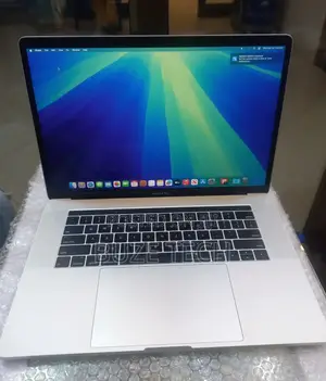 New Laptop Apple MacBook Pro 2018 16GB Intel Core i7 SSD 256GB