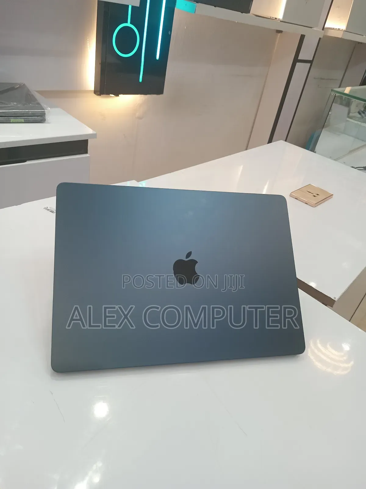New Laptop Apple MacBook Air 2024 M3 8GB Apple M3 SSD 256GB