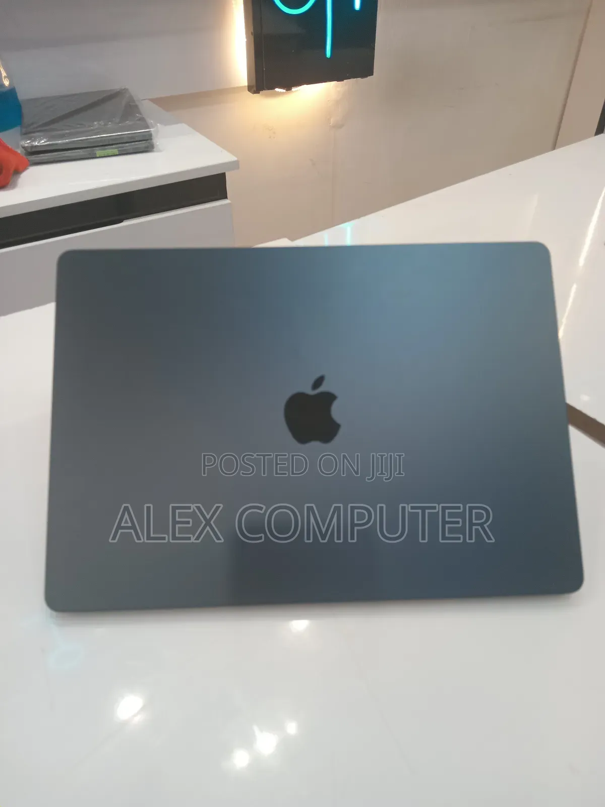 New Laptop Apple MacBook Air 2024 M3 8GB Apple M3 SSD 256GB