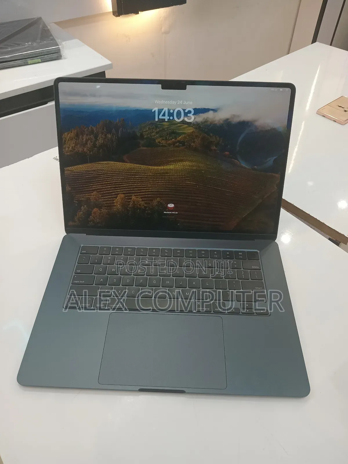 New Laptop Apple MacBook Air 2024 M3 8GB Apple M3 SSD 256GB