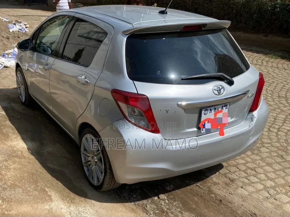 Toyota Yaris 2011 Silver