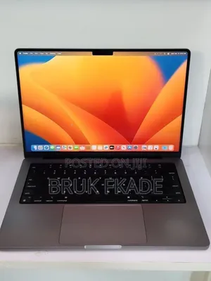 New Laptop Apple MacBook Pro 2024 M3 8GB Apple M3 Pro SSD 512GB