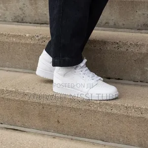 Nike Air Jordan 1 High "Triple White