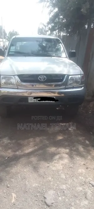 Toyota Hilux 2004 White