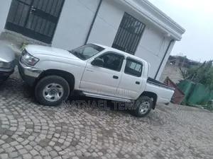Toyota Hilux 2004 White