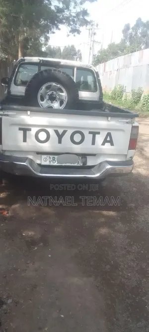Toyota Hilux 2004 White