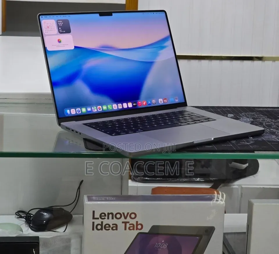 New Laptop Apple MacBook 32GB SSD 1T