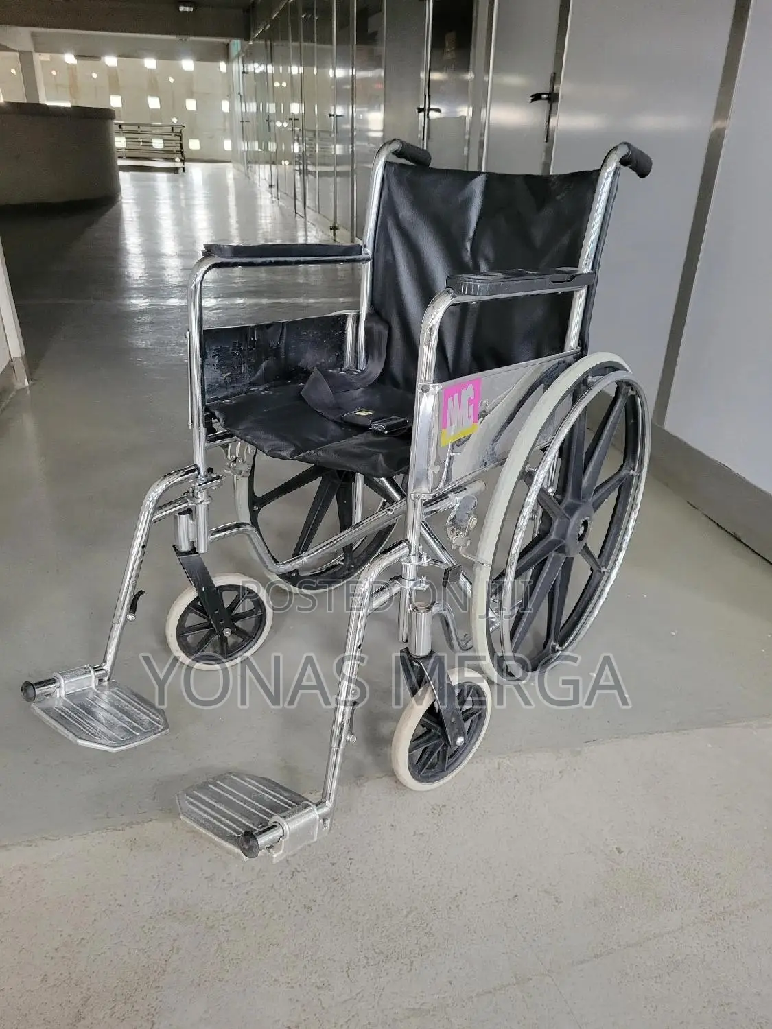 Wheelchair始名normal Leather Seat致self-Propel. Eight-Inch Front Castors.
