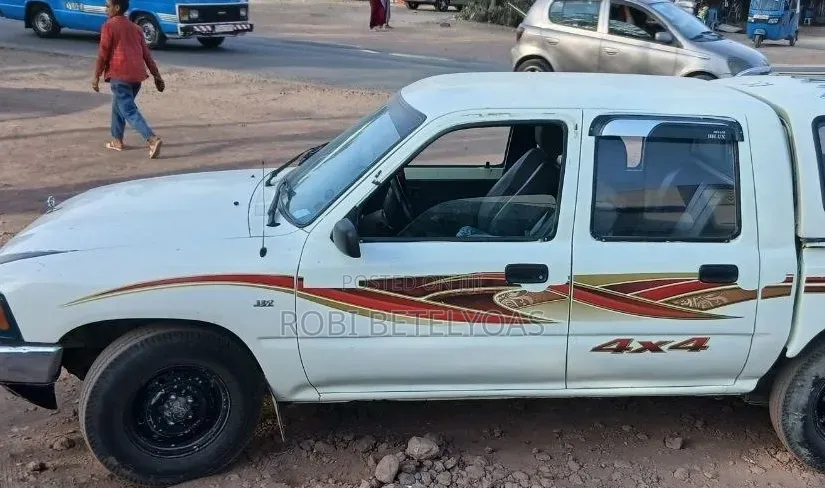 Toyota Hilux 1998 White