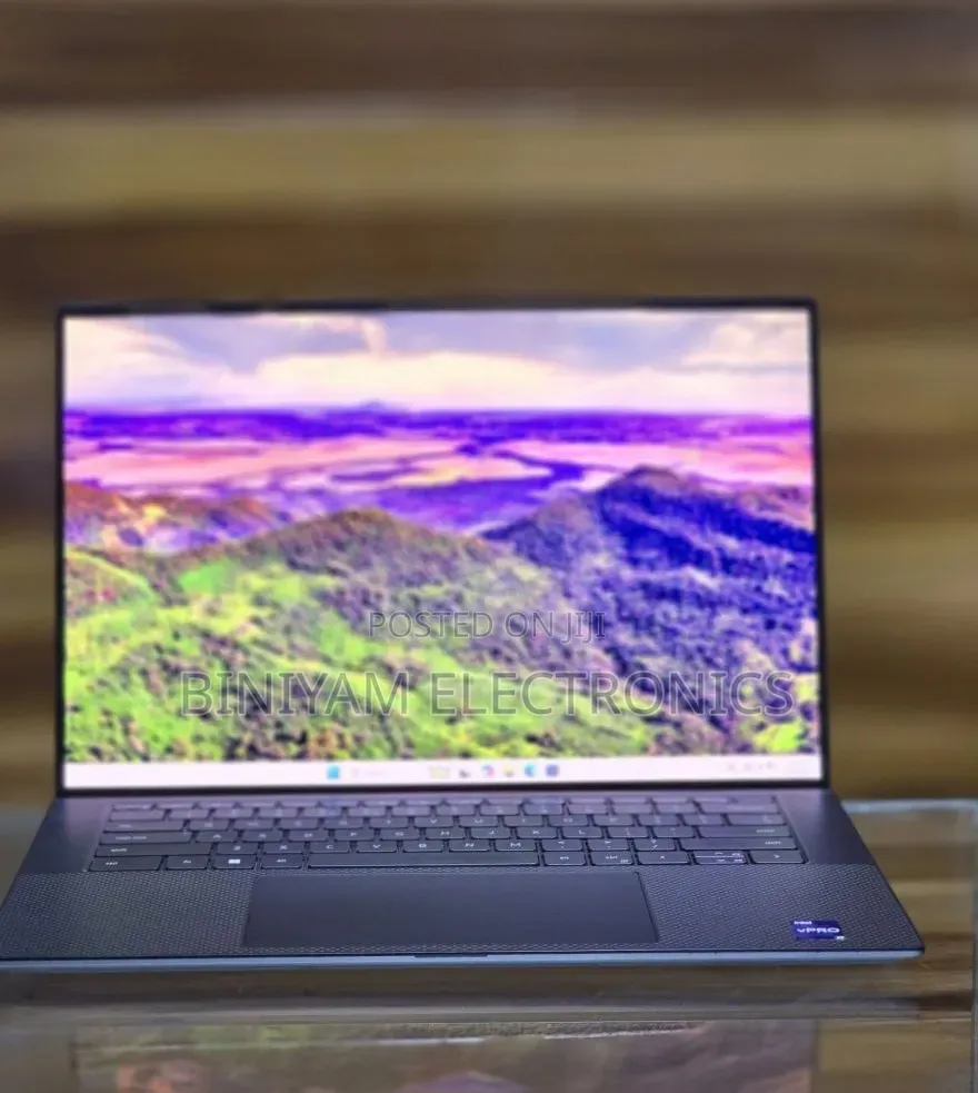 New Laptop Dell Precision 17 M7710 16GB Intel Core i9 SSD 512GB