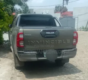 Toyota Hilux 2022 Gray