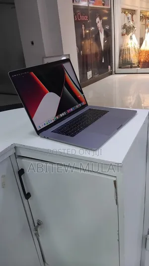 New Laptop Apple MacBook Pro 2017 16GB Intel Core i7 SSD 512GB