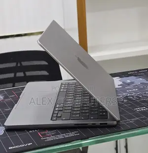 New Laptop Apple MacBook 32GB Apple M1 Pro SSD 512GB