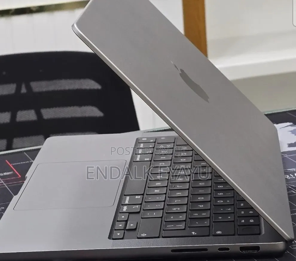 New Laptop Apple MacBook Pro 2021 M1 32GB Apple M1 Pro SSD 512GB