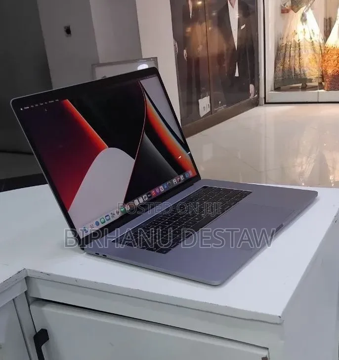 New Laptop Apple MacBook Pro 2017 16GB Intel Core i7 SSD 512GB