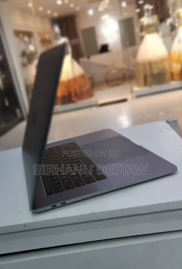New Laptop Apple MacBook Pro 2017 16GB Intel Core i7 SSD 512GB