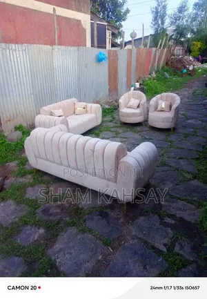 Beautiful Modern Couch – Comfortable Seating Option