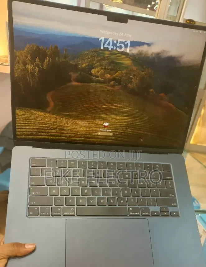 New Laptop Apple MacBook Air 2024 M3 8GB Apple M3 SSD 256GB