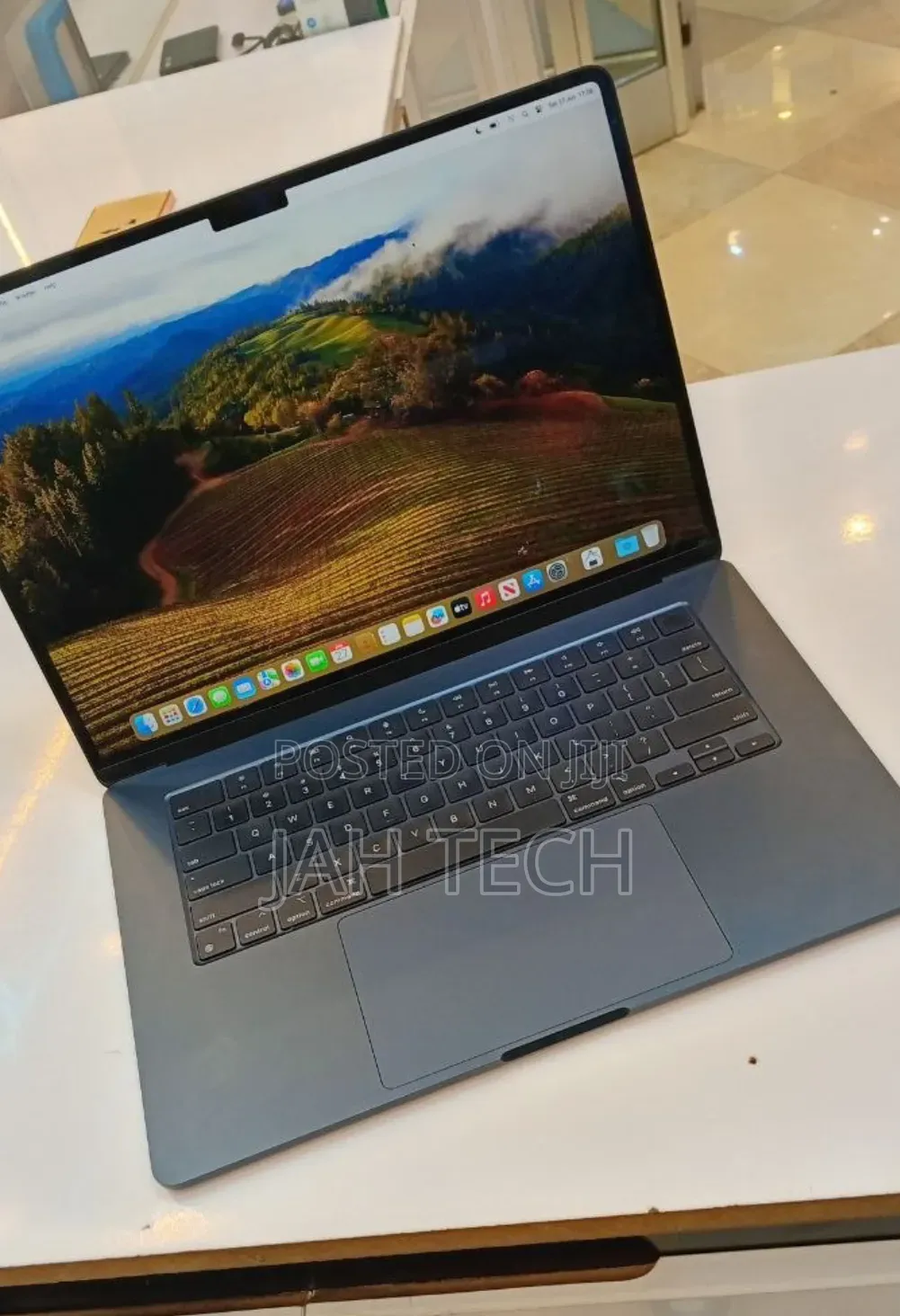 New Laptop Apple MacBook Air 2024 M3 8GB Apple M3 SSD 256GB
